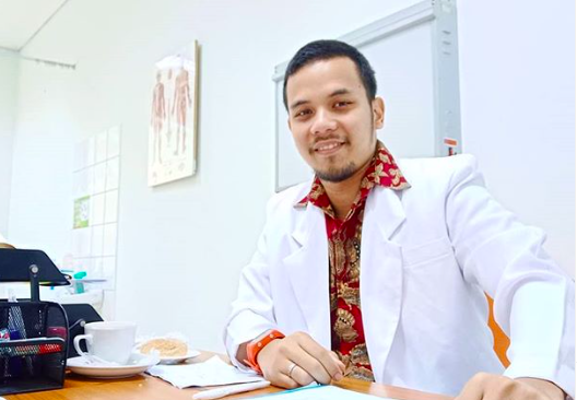 dr Dhika Raspati, dokter spesialis kedokteran olahraga (Foto: Instagram @dhika.dr) dr Dhika Raspati, dokter spesialis kedokteran olahraga (Foto: Instagram @dhika.dr)