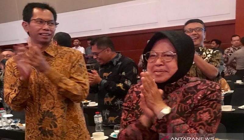 Wali Kota Surabaya Tri Rismaharini saat berjoget Maumere didampingi Ketua DPRD Kota Surabaya Adi Sutarwiyonodi. Foto: Antara Wali Kota Surabaya Tri Rismaharini saat berjoget Maumere didampingi Ketua DPRD Kota Surabaya Adi Sutarwiyonodi. Foto: Antara