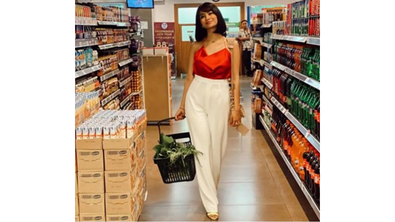 Outfit Vanessa Angel belanja sayur (foto: IG @vanessaangelofficial) Outfit Vanessa Angel belanja sayur (foto: IG @vanessaangelofficial)