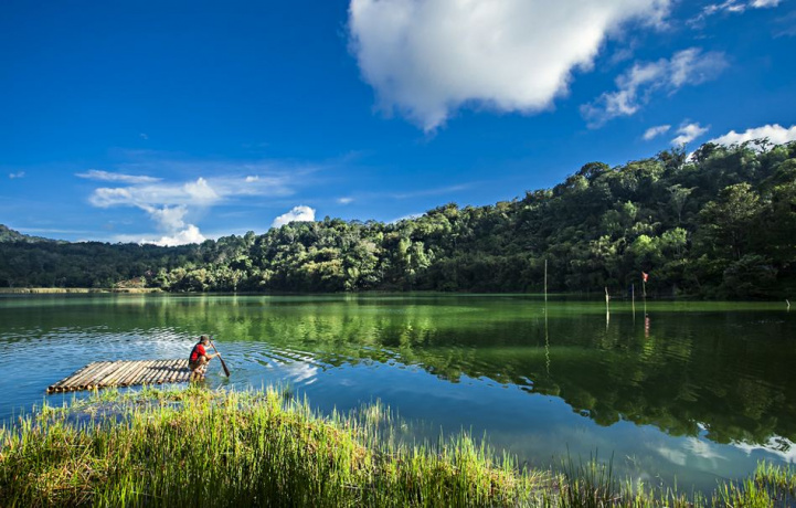 Danau Towuti. (Foto: bataritours.com) Danau Towuti. (Foto: bataritours.com)
