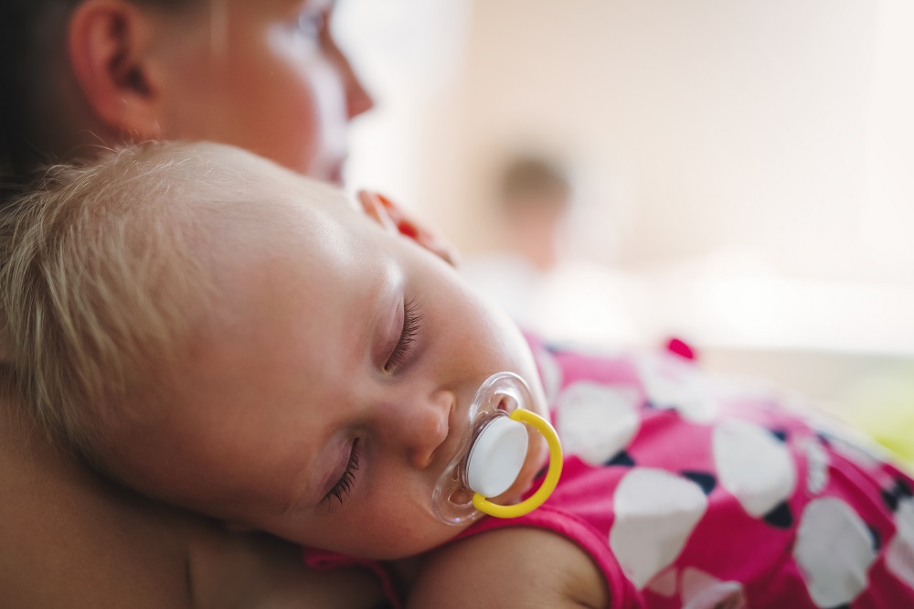 Bayi tertidur sambil nge-dot. (Foto: Elements Envato) Bayi tertidur sambil nge-dot. (Foto: Elements Envato)