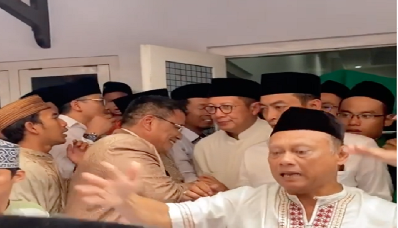 Hotman Paris di tengah kerumunan masyarakat saat menunggu jenazah Gus Sholah di Ponpes Tebuireng, Jombang, Jawa Timur. Foto: Instagram/hotmanparis Hotman Paris di tengah kerumunan masyarakat saat menunggu jenazah Gus Sholah di Ponpes Tebuireng, Jombang, Jawa Timur. Foto: Instagram/hotmanparis