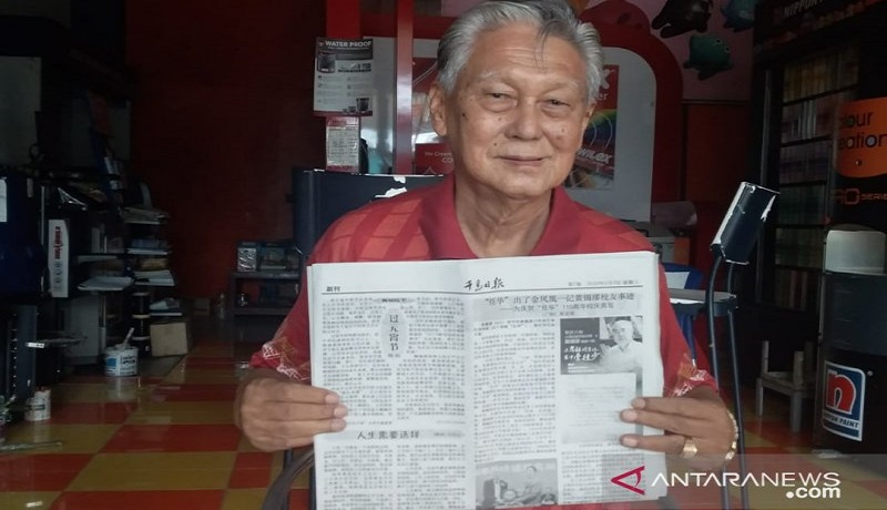 Mantan guru Chung Hua School Jember Chen Yong Yen atau biasa disapa dengan Iwan Natawijdaja menunjukkan profil Huang Xiqiu yang ditulis dalam koran berbahasa mandarin. Foto: Antara Mantan guru Chung Hua School Jember Chen Yong Yen atau biasa disapa dengan Iwan Natawijdaja menunjukkan profil Huang Xiqiu yang ditulis dalam koran berbahasa mandarin. Foto: Antara