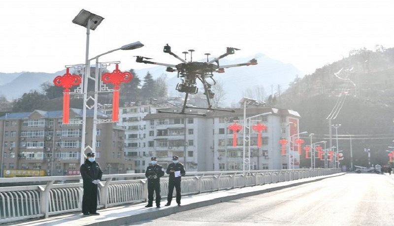 Polisi mengoperasikan drone untuk menyebarkan informasi tentang pencegahan dan kendali virus corona di China. Foto: Antara Polisi mengoperasikan drone untuk menyebarkan informasi tentang pencegahan dan kendali virus corona di China. Foto: Antara