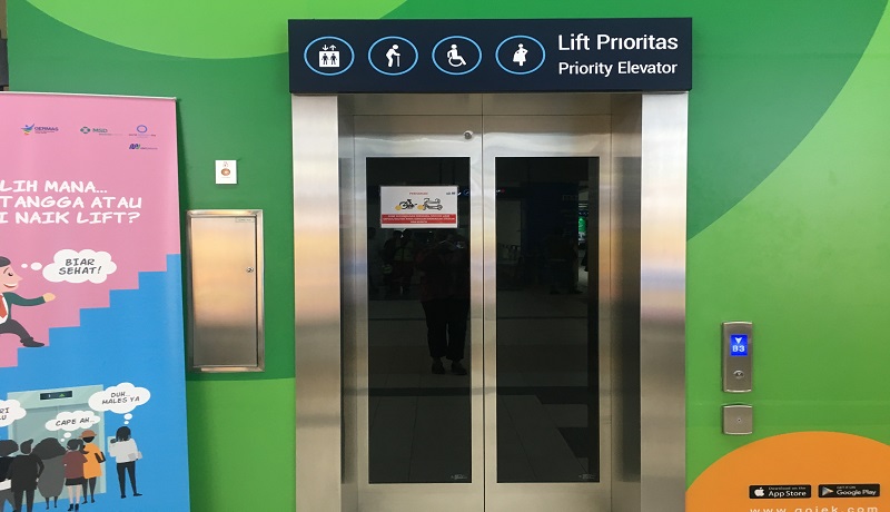 Lif prioritas salah satu fasilitas untuk penyandang disabiltas. Foto: Mia/GenPI.co Lif prioritas salah satu fasilitas untuk penyandang disabiltas. Foto: Mia/GenPI.co