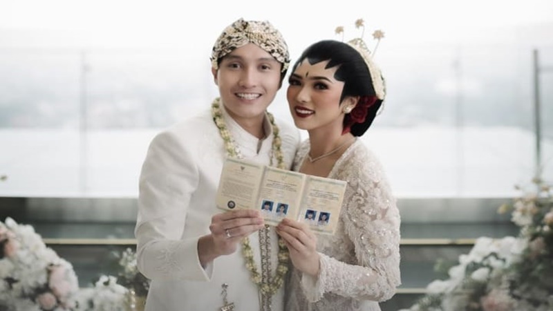 Isyana dan Rayhan menunjukkan buku nikah (foto: SC IG @thebridestory) Isyana dan Rayhan menunjukkan buku nikah (foto: SC IG @thebridestory)