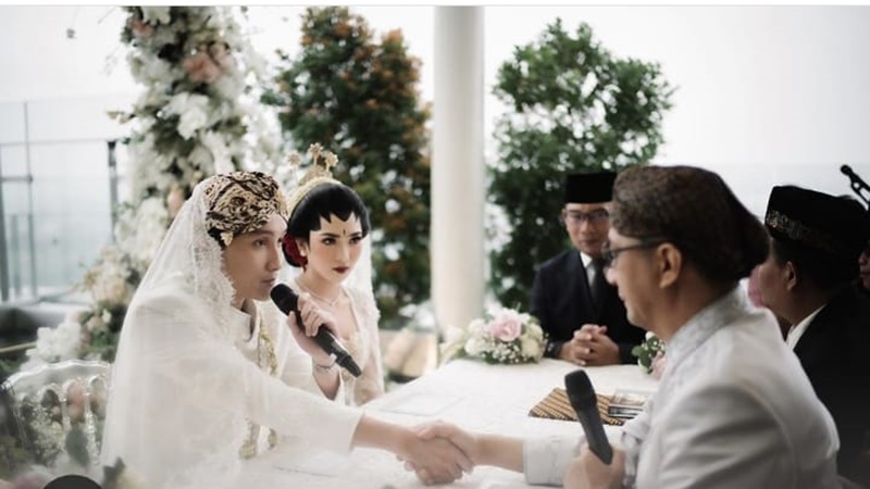 Akad nikah Isyana Sarasvati dan Rayhan Maditra (foto: SV IG @thebridestory) Akad nikah Isyana Sarasvati dan Rayhan Maditra (foto: SV IG @thebridestory)