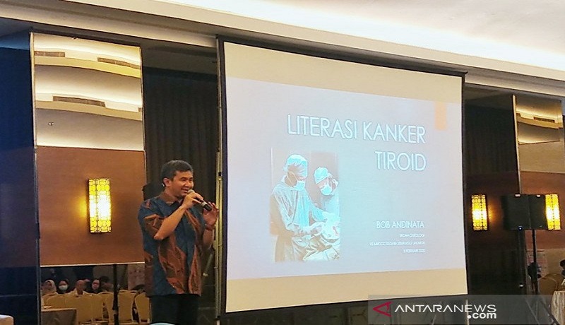 Dokter spesialis bedah onkologi dari RS MRCCC Siloam Dr Bob Adinata Sp.B(K)Onk memberikan penjelasan tentang kanker tiroid. Foto: Antara Dokter spesialis bedah onkologi dari RS MRCCC Siloam Dr Bob Adinata Sp.B(K)Onk memberikan penjelasan tentang kanker tiroid. Foto: Antara