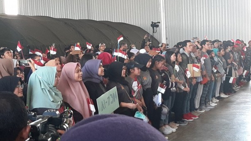 Isak tangis dan senyuman warnai kepulangan WNI dari Natuna, setelah menjalani observasi selama 2 minggu (foto: Antara) Isak tangis dan senyuman warnai kepulangan WNI dari Natuna, setelah menjalani observasi selama 2 minggu (foto: Antara)