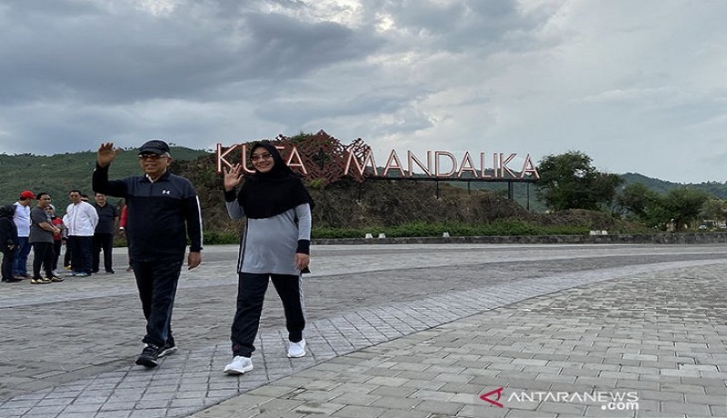 Wakil Presiden Ma’ruf Amin berolahraga pagi di kawasan Pantai Kuta Mandalika, Lombok, Nusa Tenggara Barat. Foto: Antara Wakil Presiden Ma’ruf Amin berolahraga pagi di kawasan Pantai Kuta Mandalika, Lombok, Nusa Tenggara Barat. Foto: Antara