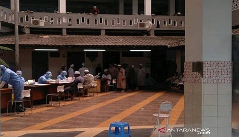 Rapid test COVID-19 yang dilaksanakan oleh puskesmas Tamansari, kepada jamaah masjid Jami Kebon Jeruk, Tamansari, Jakarta Barat. Foto: Antara Rapid test COVID-19 yang dilaksanakan oleh puskesmas Tamansari, kepada jamaah masjid Jami Kebon Jeruk, Tamansari, Jakarta Barat. Foto: Antara