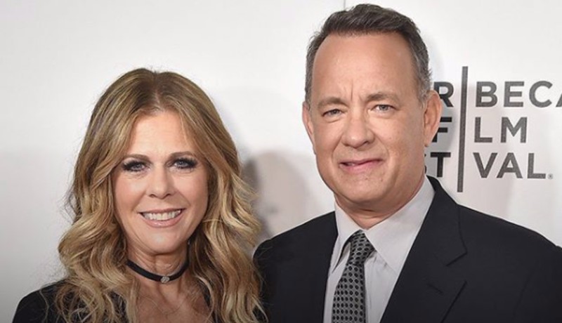 Tom Hanks dan istrinya, Rita Wilson (foto: IG @enews) Tom Hanks dan istrinya, Rita Wilson (foto: IG @enews)