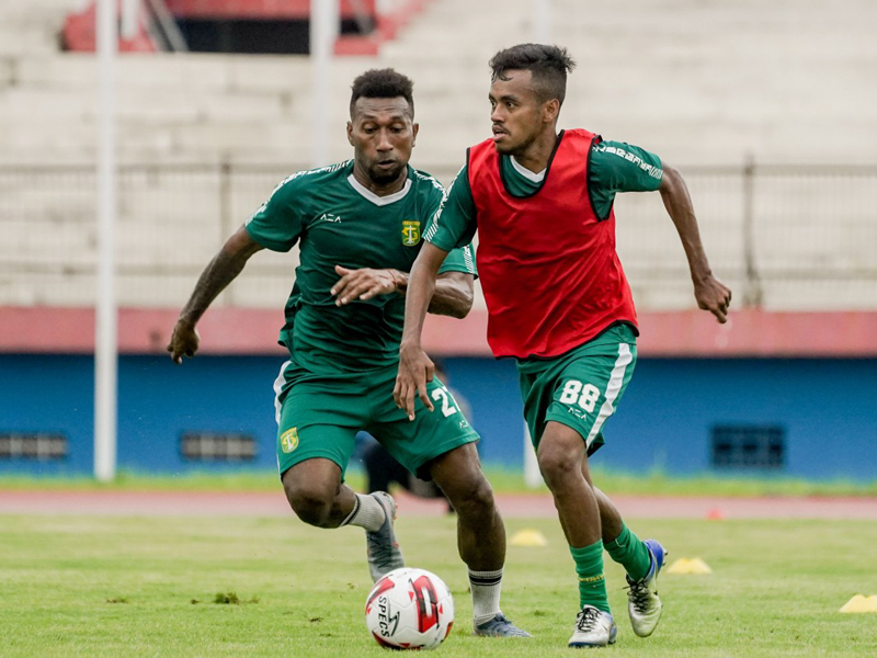 Penggawa Persebaya Surabaya Alwi Slamat berduel dengan Patrich Wanggai sedang berlatih. Foto: Persebaya Penggawa Persebaya Surabaya Alwi Slamat berduel dengan Patrich Wanggai sedang berlatih. Foto: Persebaya