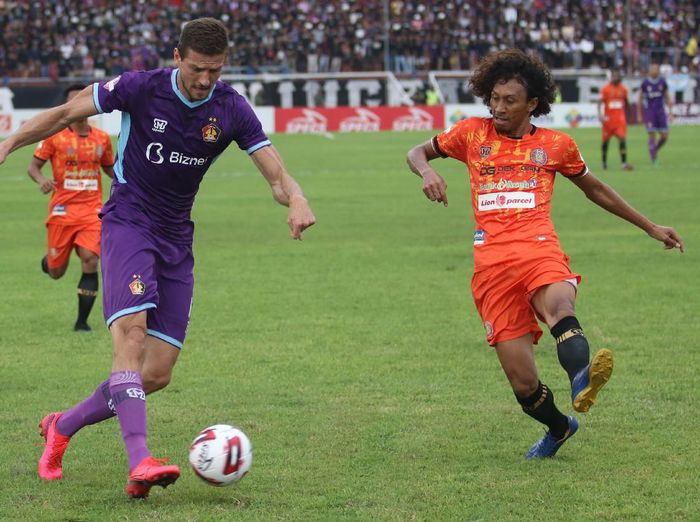 Persiraja Banda Aceh sukses mempermalukan Persik Kediri dengan skor 1-0 pada pekan ketiga Liga 1 2020 di Stadion Brawijaya, Sabtu (14/3). Foto: Prasetia Fauzani/Antara Persiraja Banda Aceh sukses mempermalukan Persik Kediri dengan skor 1-0 pada pekan ketiga Liga 1 2020 di Stadion Brawijaya, Sabtu (14/3). Foto: Prasetia Fauzani/Antara