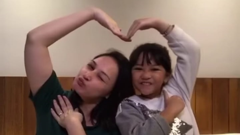 Mona Ratuliu Tiktok bersama anak bungsunya (foto: SC Vido IG @monaratuliu) Mona Ratuliu Tiktok bersama anak bungsunya (foto: SC Vido IG @monaratuliu)