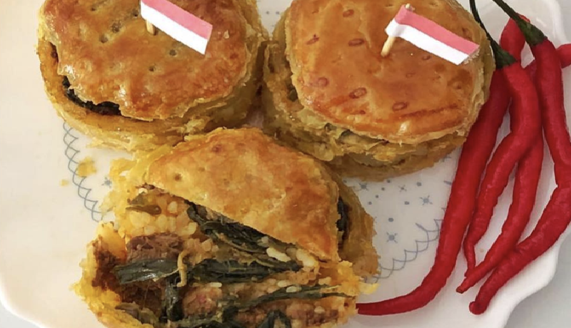 Nasi Padang Pie (Mary's Pastry Lab/Tokopedia) Nasi Padang Pie (Mary's Pastry Lab/Tokopedia)