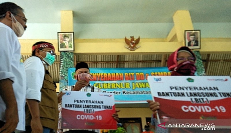 Penyerahan Bantuan Langsung Tunai pada warga terdampak corona. Foto: Antara Penyerahan Bantuan Langsung Tunai pada warga terdampak corona. Foto: Antara