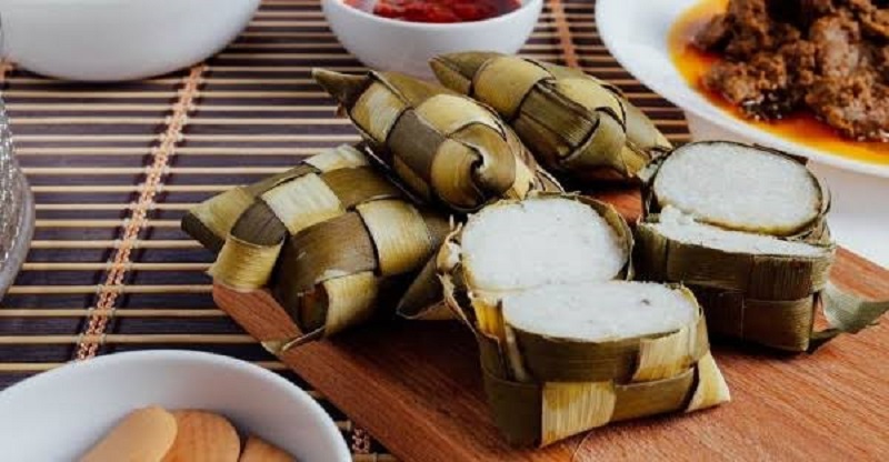 Ketupat disajikan dengan opor ayam ( foto : popmama) Ketupat disajikan dengan opor ayam ( foto : popmama)