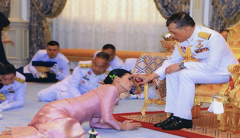 Raja Thailand Vajiralongkorn Bersama 20 Selir Di Jerman. Foto: Daily Mail Raja Thailand Vajiralongkorn Bersama 20 Selir Di Jerman. Foto: Daily Mail