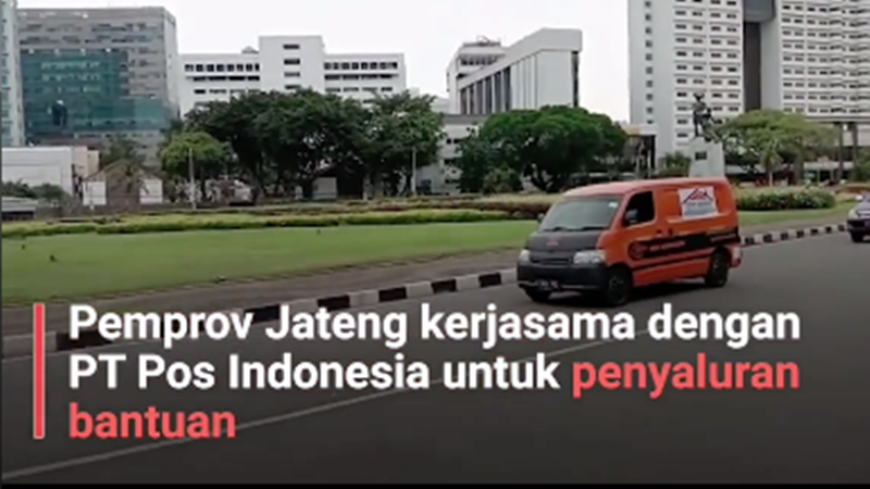 Lewat PT Pos, Ganjar Pranowo kirimkan paket sembako Tetep Semangat buat warganya yang tak mudik Lebaran 2020 (foto : SC Video Ganjar) Lewat PT Pos, Ganjar Pranowo kirimkan paket sembako Tetep Semangat buat warganya yang tak mudik Lebaran 2020 (foto : SC Video Ganjar)