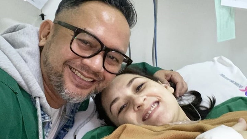 Indra Brasco dan Mona Ratuliu usai melahirkan anak keempat (foto SC IG @indrabrasco) Indra Brasco dan Mona Ratuliu usai melahirkan anak keempat (foto SC IG @indrabrasco)
