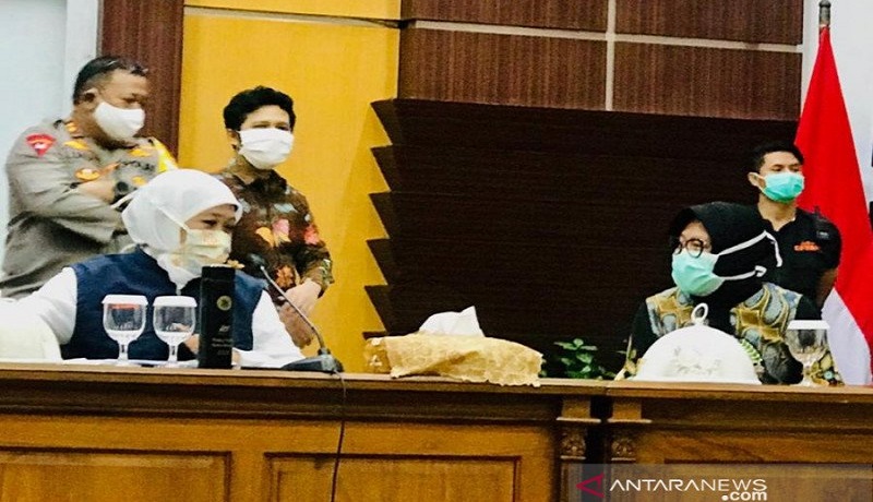 Gubernur Jawa Timur Khofifah Indar Parawansa dan Wali Kota Surabaya Tri Rismaharini. Foto: Antara Gubernur Jawa Timur Khofifah Indar Parawansa dan Wali Kota Surabaya Tri Rismaharini. Foto: Antara