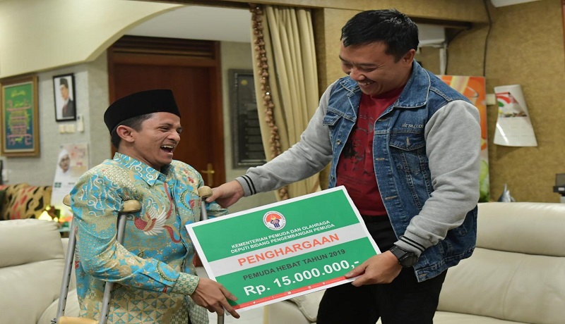 Anjas Pramono menerima Penghargaan Pemuda Hebat 2019 yang diserahkan langsung oleh Imam Nahrawi (Foto: Dok Kemenpora) Anjas Pramono menerima Penghargaan Pemuda Hebat 2019 yang diserahkan langsung oleh Imam Nahrawi (Foto: Dok Kemenpora)