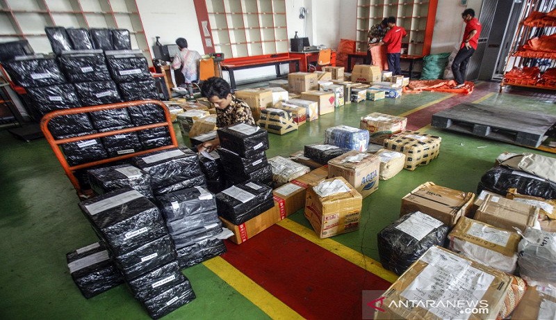 Petugas siap mengantarkan paket belanja online. Foto: Antara Petugas siap mengantarkan paket belanja online. Foto: Antara