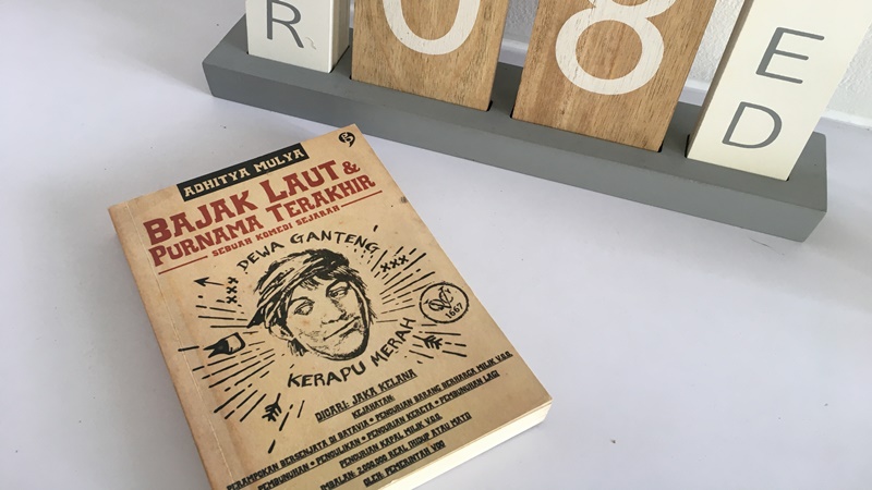 Buku Bajak Laut & Purnama Terakhir (foto: Mia Kamila) Buku Bajak Laut & Purnama Terakhir (foto: Mia Kamila)