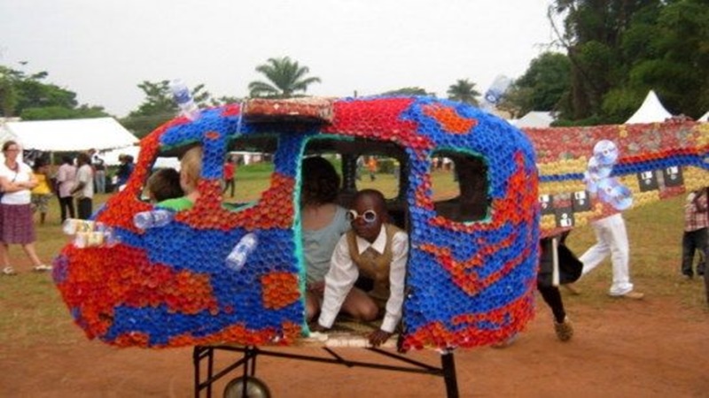 Mobil-mobilan di Tamah Hiburan Ecoart Musement Park di Uganda (foto: Pinterest) Mobil-mobilan di Tamah Hiburan Ecoart Musement Park di Uganda (foto: Pinterest)