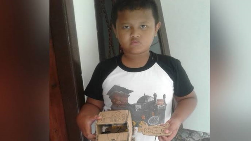 Gilang Nugroho dan mobil kardus remote control yang dibuatnya (foto: faktabanten.co.id) Gilang Nugroho dan mobil kardus remote control yang dibuatnya (foto: faktabanten.co.id)