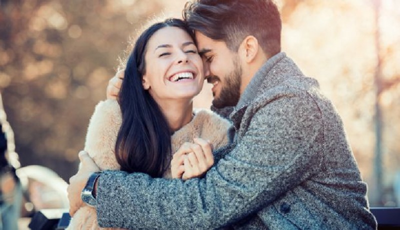 Berpelukan memberi efek bahagia. Foto: live happy Berpelukan memberi efek bahagia. Foto: live happy