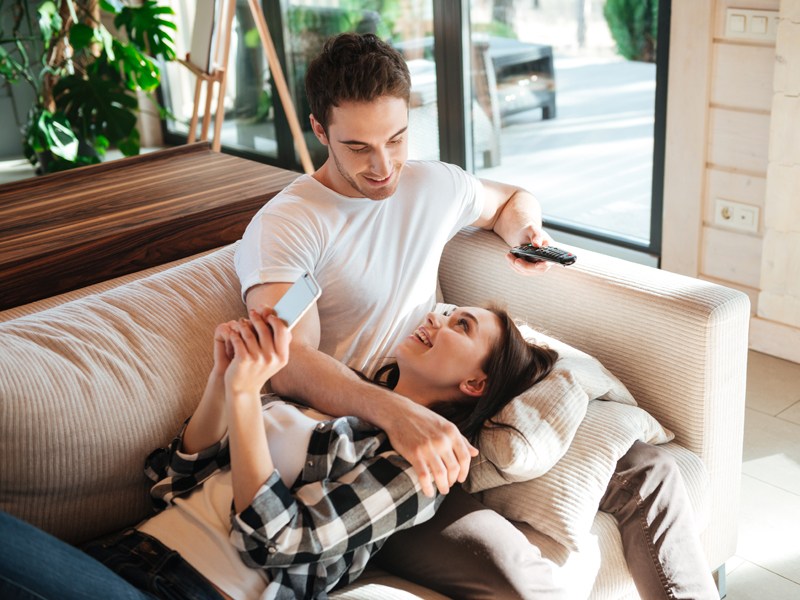 ilustrasi pria dan wanita di sofa. Foto: Elementsenvato ilustrasi pria dan wanita di sofa. Foto: Elementsenvato