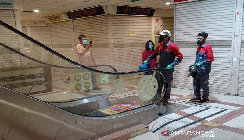 Pertokoan Pasar Tanah Abang tutup karena wabah corona. Foto: Antara Pertokoan Pasar Tanah Abang tutup karena wabah corona. Foto: Antara