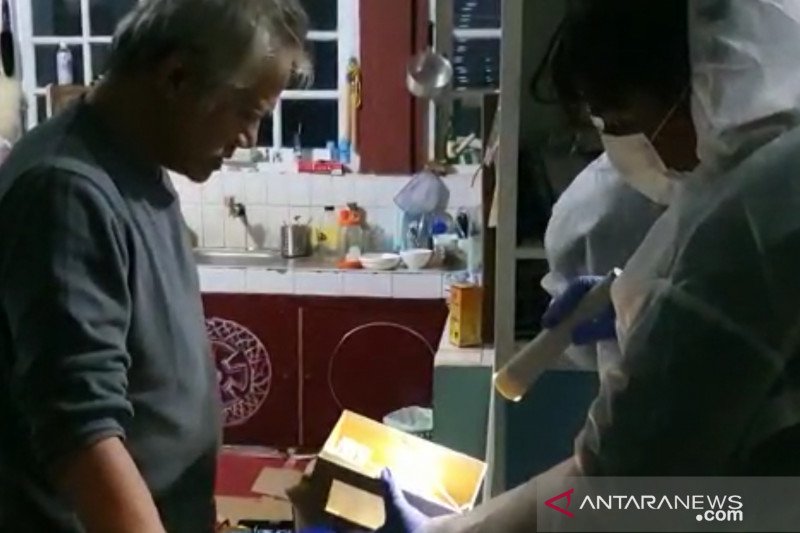 Polisi menyita barang bukti penangkapan aktor Tio Pakusadewo. Foto: Antara Polisi menyita barang bukti penangkapan aktor Tio Pakusadewo. Foto: Antara