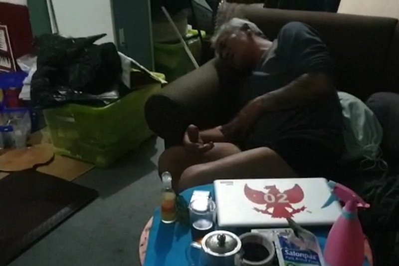 Aktor Tio Pakusadewo bersandar ke sofa saat petugas menggeledah rumahnya. Foto: Antara Aktor Tio Pakusadewo bersandar ke sofa saat petugas menggeledah rumahnya. Foto: Antara