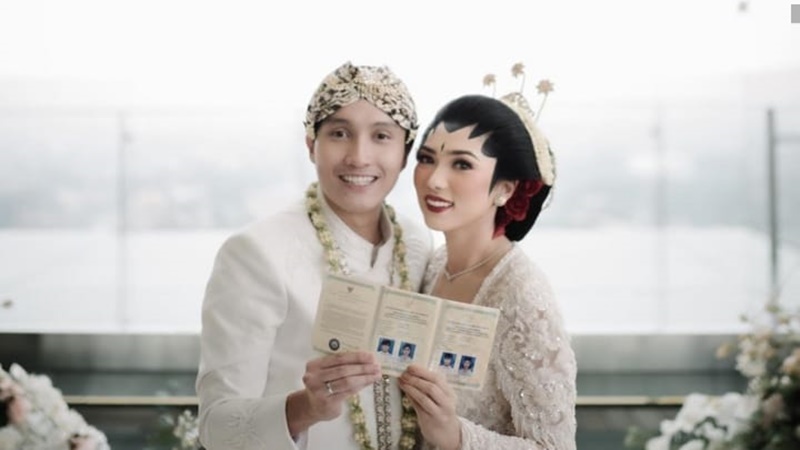 Isyana Sarasvati dan suami (foto: SC IG @isyanasarasvati) Isyana Sarasvati dan suami (foto: SC IG @isyanasarasvati)