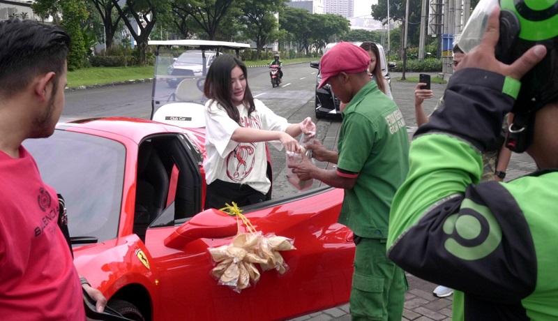 Mobil Ferari yang dicantolkan krupuk viral di media sosial. Foto: Instagram/shandypurnamasari Mobil Ferari yang dicantolkan krupuk viral di media sosial. Foto: Instagram/shandypurnamasari