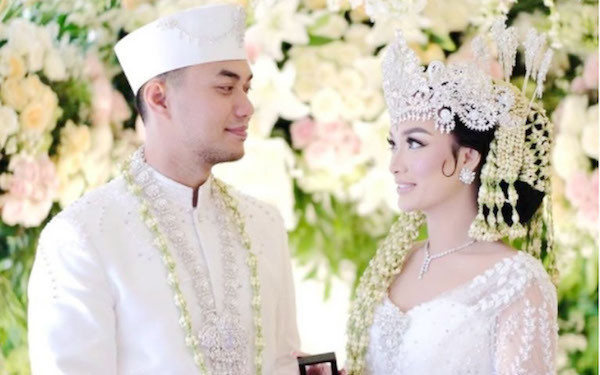 Zaskia Gotik dan suami, Sirajuddin Mahmud. Foto: Instagram/mozawahyu Zaskia Gotik dan suami, Sirajuddin Mahmud. Foto: Instagram/mozawahyu