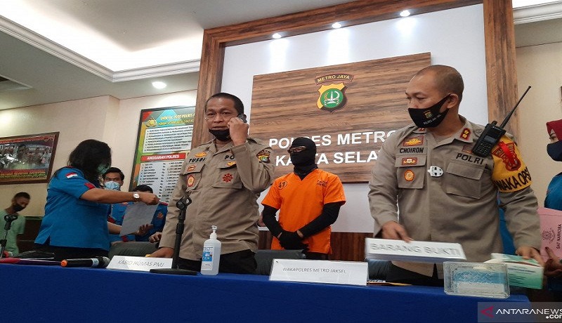 Kabid Humas Polda Metro Metro Jaya Kombes Pol Yusri Yunus memberikan keterangan pers penangkapan artis Dwi Sasono. Foto: Antara Kabid Humas Polda Metro Metro Jaya Kombes Pol Yusri Yunus memberikan keterangan pers penangkapan artis Dwi Sasono. Foto: Antara