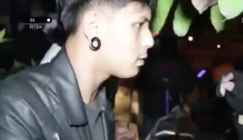 Pemuda yang diduga membawa sabu (@bintangforza/Twitter) Pemuda yang diduga membawa sabu (@bintangforza/Twitter)