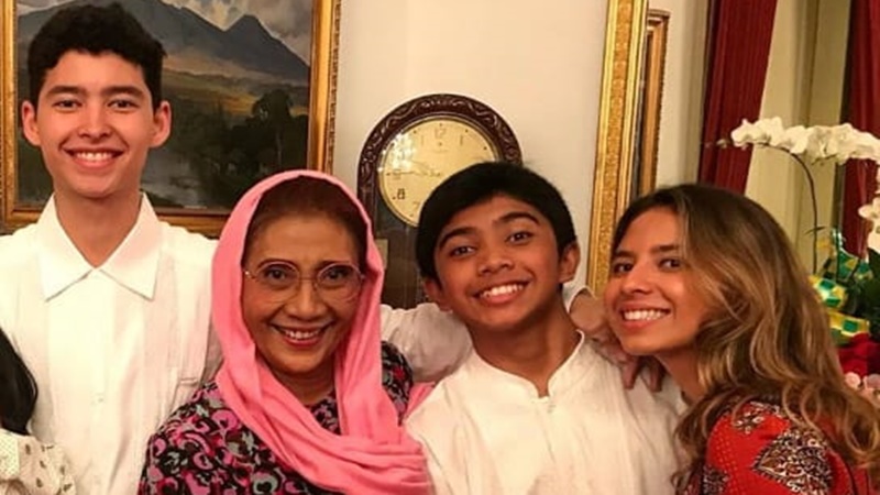 Susi Pudjiastuti dan keluarga di momen Hari Raya (foto: SC IG @alvy_xavier) Susi Pudjiastuti dan keluarga di momen Hari Raya (foto: SC IG @alvy_xavier)