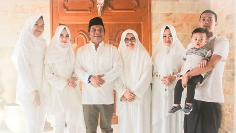 Enny mengenang saat merayakan Lebaran bersama sang ayah, Didi Kempot ( foto: SC IG @enny.suwina) Enny mengenang saat merayakan Lebaran bersama sang ayah, Didi Kempot ( foto: SC IG @enny.suwina)