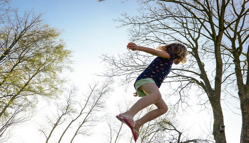 Ilustrasi anak melompat tinggi. Foto: Pixabay Ilustrasi anak melompat tinggi. Foto: Pixabay
