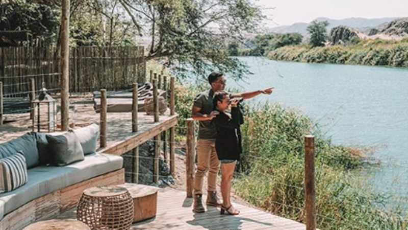 Indra Priawan dan Nikita Willy saat jalan-jalan ke Angola (foto: SC IG @indpriw) Indra Priawan dan Nikita Willy saat jalan-jalan ke Angola (foto: SC IG @indpriw)