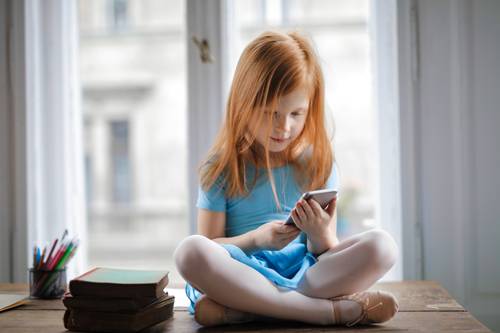 ilustrasi: anak bermain hp (foto: Pexels) ilustrasi: anak bermain hp (foto: Pexels)