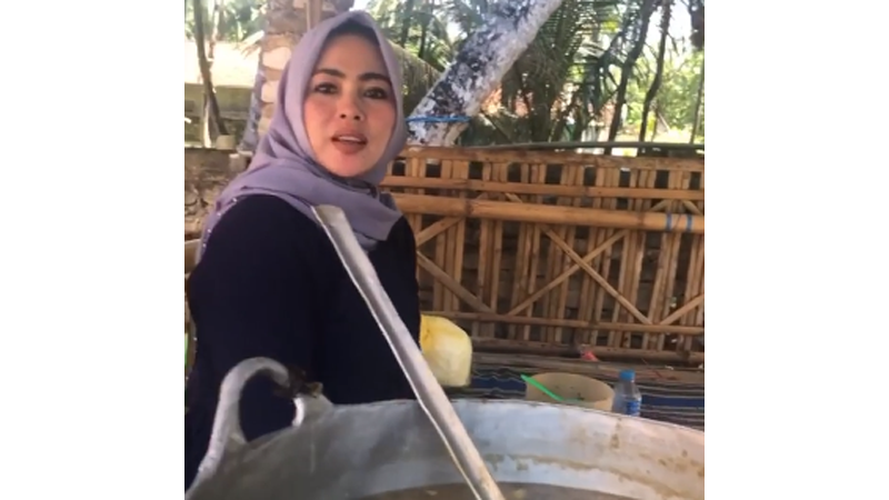 Pedagang rujak di Sumenep yang disebut-sebut mirip Syahrini dan viral (foto: SC IG @sumenepfoodie) Pedagang rujak di Sumenep yang disebut-sebut mirip Syahrini dan viral (foto: SC IG @sumenepfoodie)