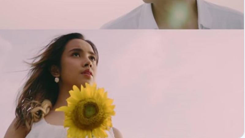 Penampilan Lyodra di MV Mengapa Kita yang dirilis Selasa malam, 7 Juli 2020 (foto: SC Twitter @baelayhyun) Penampilan Lyodra di MV Mengapa Kita yang dirilis Selasa malam, 7 Juli 2020 (foto: SC Twitter @baelayhyun)
