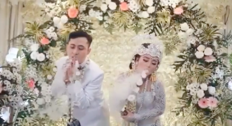 Pasangan yang hobi nge-vape (foto: IG @shendyardian) Pasangan yang hobi nge-vape (foto: IG @shendyardian)
