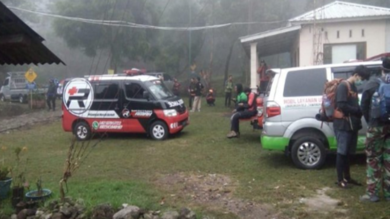 Suasana saat dilakukan evakuasi (foto: Twitter @PendakiJakarta) Suasana saat dilakukan evakuasi (foto: Twitter @PendakiJakarta)